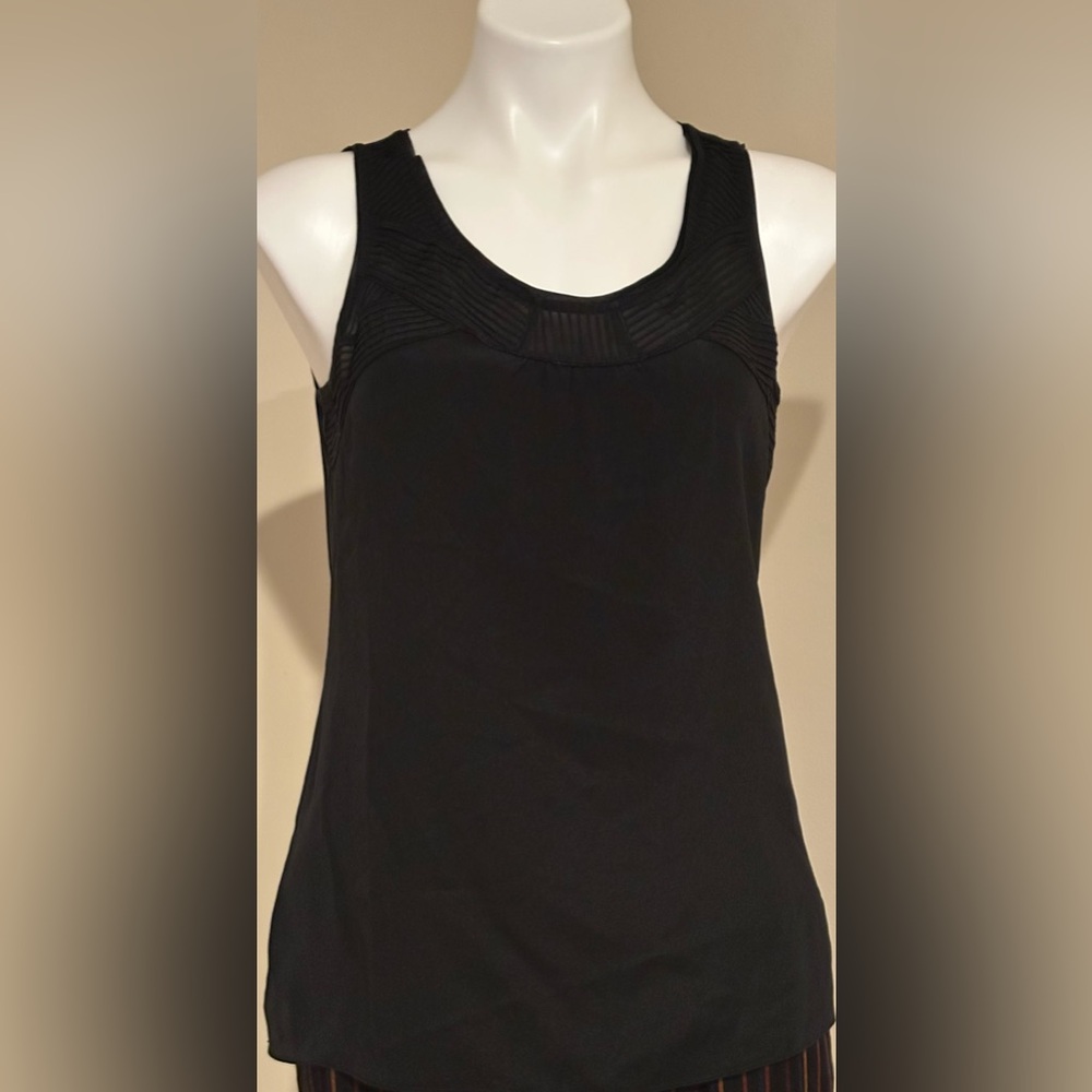WHBM Black Summer Light Sleeveless 100% Silk Blouse Sz 4 Fabric Button Key Hole.